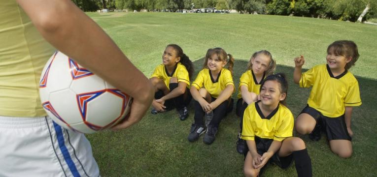 desportos coletivos para meninas e futebol