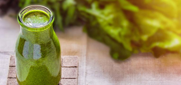 Batido de laranja com espinafres e spirulina
