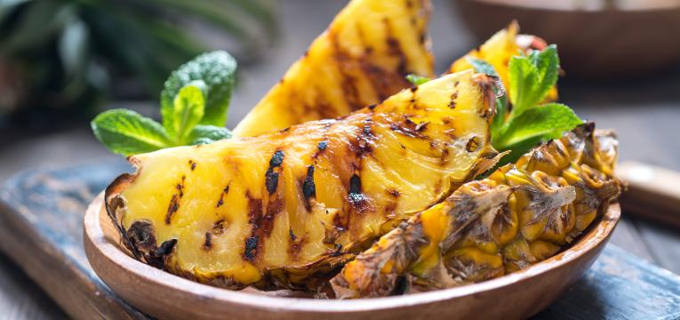 fruta a sobremesa e churrasco saudavel