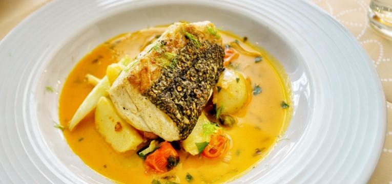 Pescada no forno com legumes