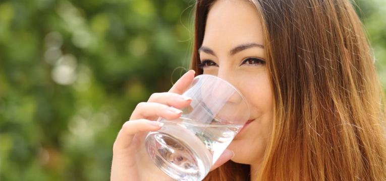 mulher a beber agua fresca