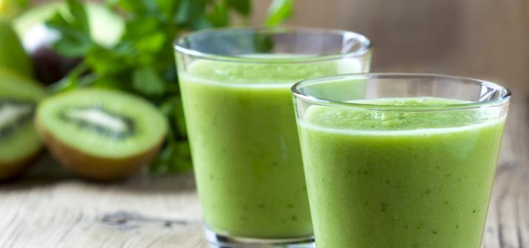 Batido de abacate kiwi e gengibre