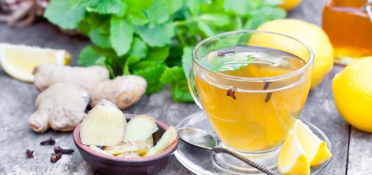 agua aromatizada de limao, gengibre, canela e hortela