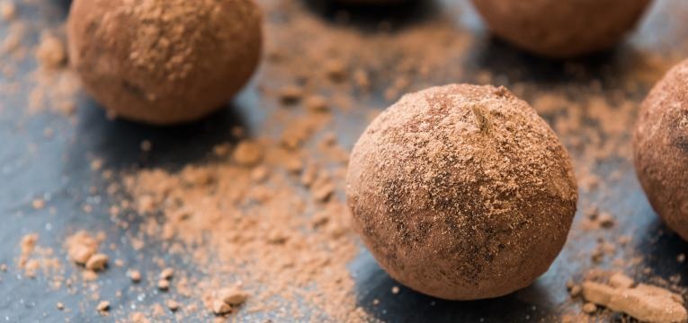 Trufas saudaveis tamaras e cacau
