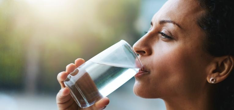 beber copo de agua