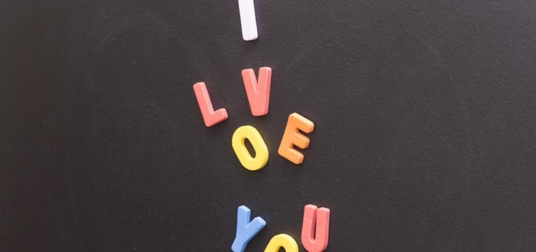 letras em quadro de ardosia