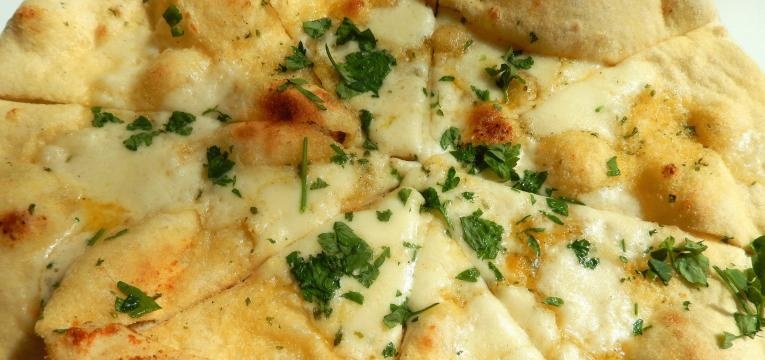 Pao de alho em massa de pizza