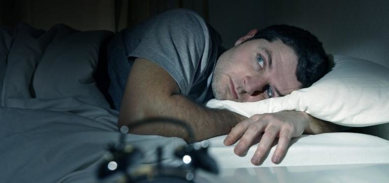 homem com dificuldade em dormir