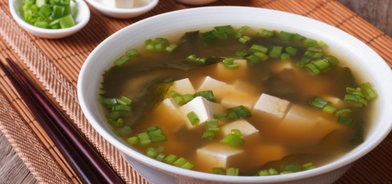 Sopa de miso com mais ingredientes