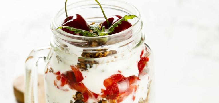 Pudim de chia com banana e granola