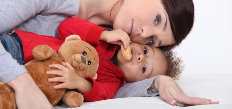 mae e filho abracados