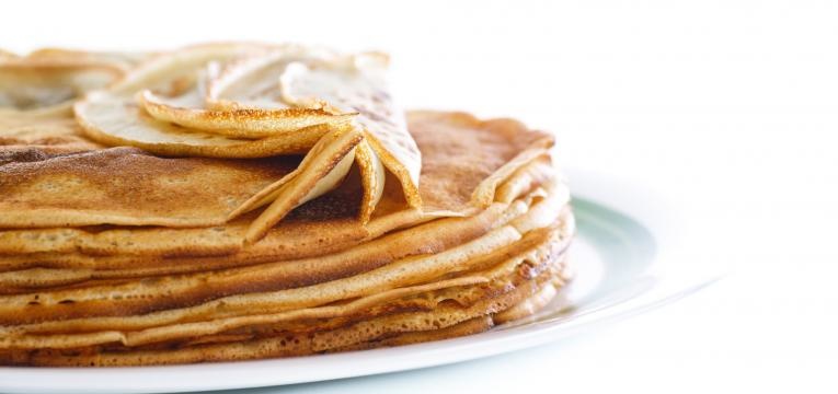 crepe de iogurte com molho de maca