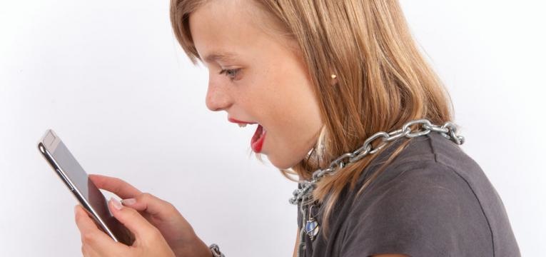 adolescente viciada no telemovel