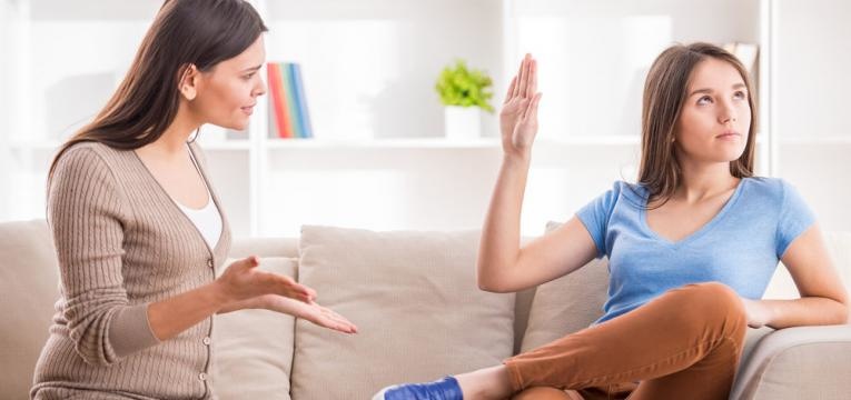 filhos problematicos e mae a discutir com filha adolescente