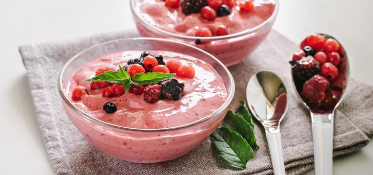 Smoothie bowls de morangos e abacate