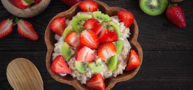 Papas de aveia com kiwi e morangos