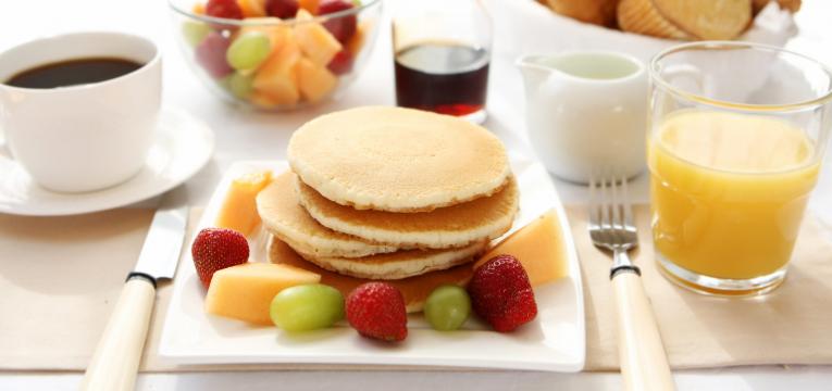 Panqueca integral com salada de frutas