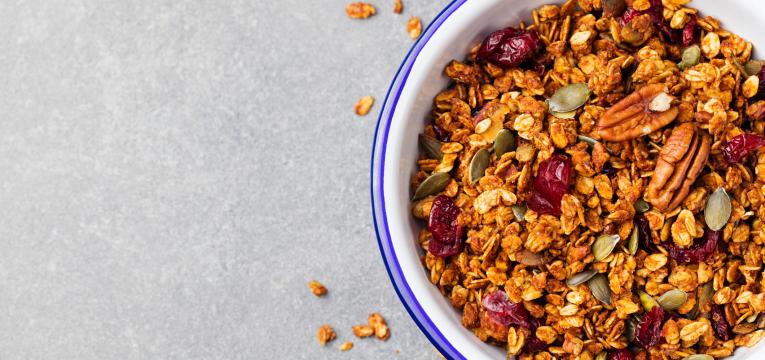 papas de aveia com batata-doce, sementes de chia e granola