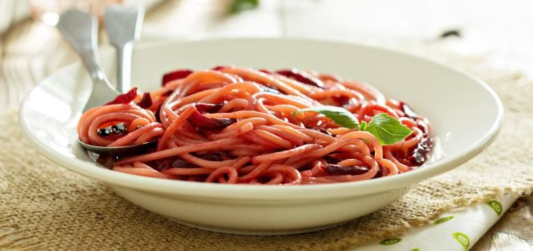 Esparguete de beterraba com molho de tomates