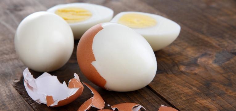 alimentos que saciam e ovo cozido descascado