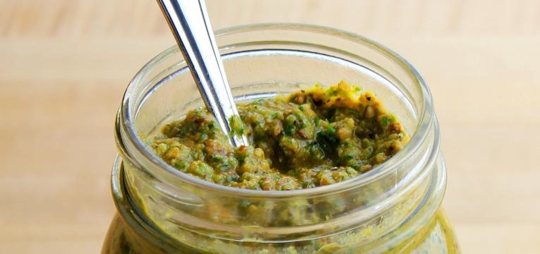 Molho pesto com pimenta preta