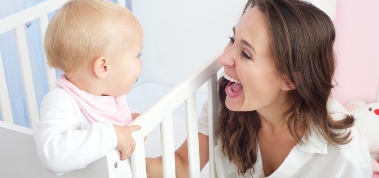 olhar para o bebe enquanto fala