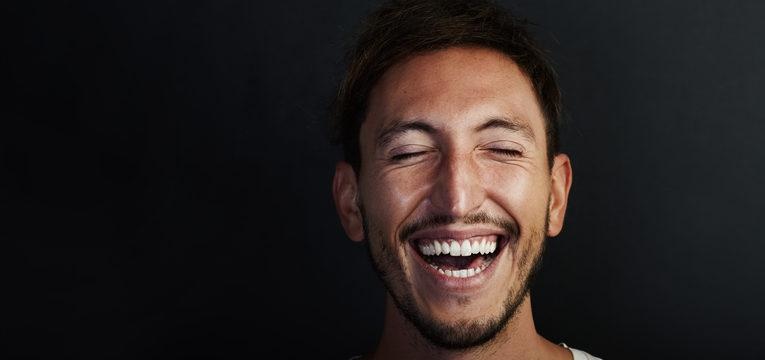 Doença bipolar: homem com sintomas de mania