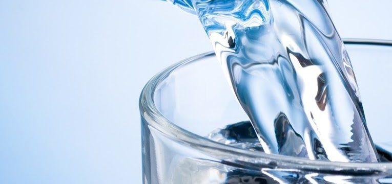 beber agua fria