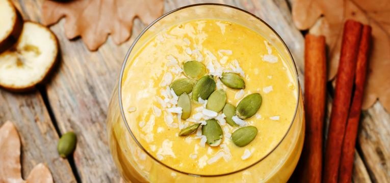 Smoothie morno de curcuma e maca assada