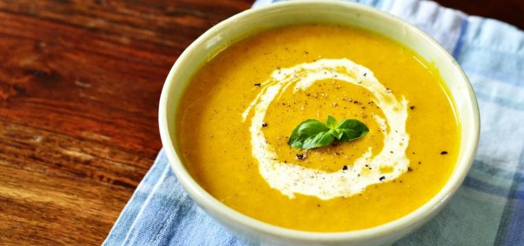 Sopa de cenoura com caril e leite de coco