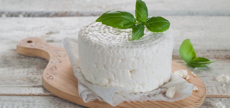 queijo fresco numa tabua de madeira