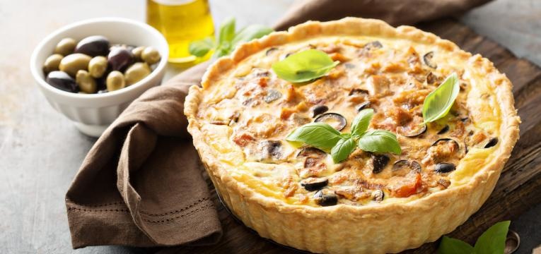 quiche de legumes com base de azeitonas