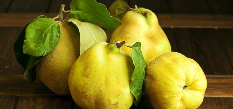 marmelos no chao de madeira
