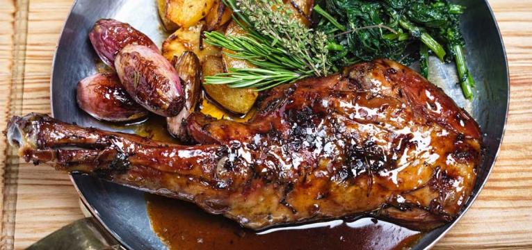 cabrito assado com mel balsamico