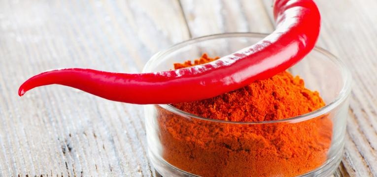 pimenta caiena em taca de vidro