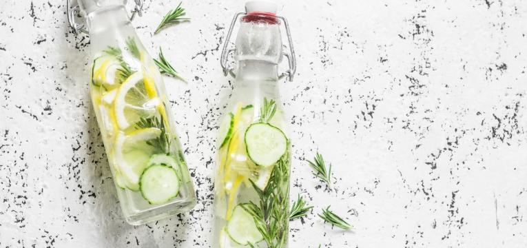 agua aromatizada com pepino, limao, hortela e gengibre