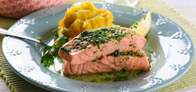 Salmao com manteiga de coentros e pure de batata doce