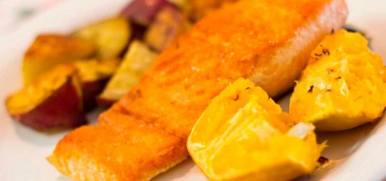 Salmao e especiarias com batata doce assada no forno