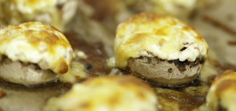 cogumelos recheados com queijo
