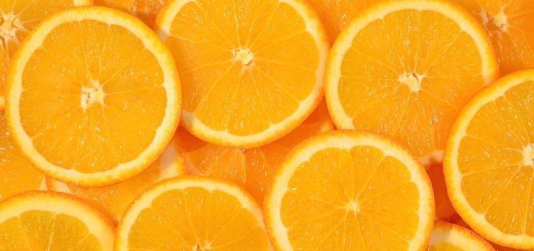 laranja cortada em metades