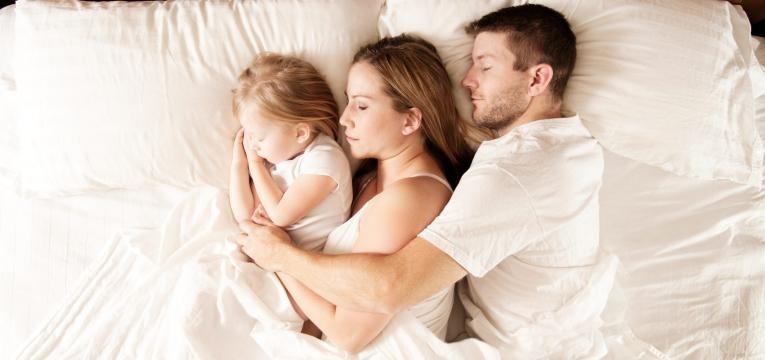 dormir na cama dos pais