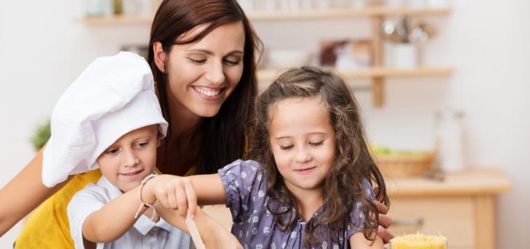 ensinar valores basicos e cozinhar com filhos