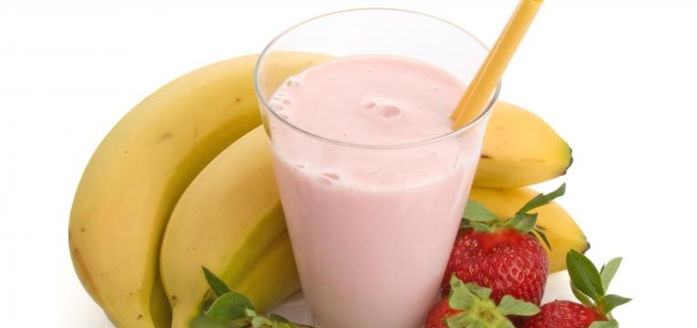 Smoothie cremoso de banana morango e coco