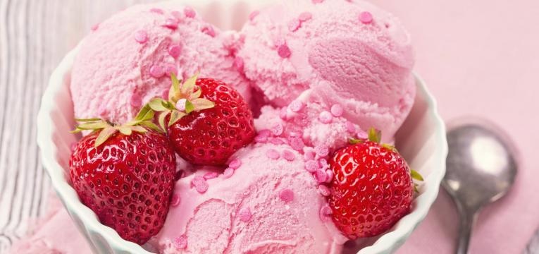 Gelado de morango com iogurte e manjericao