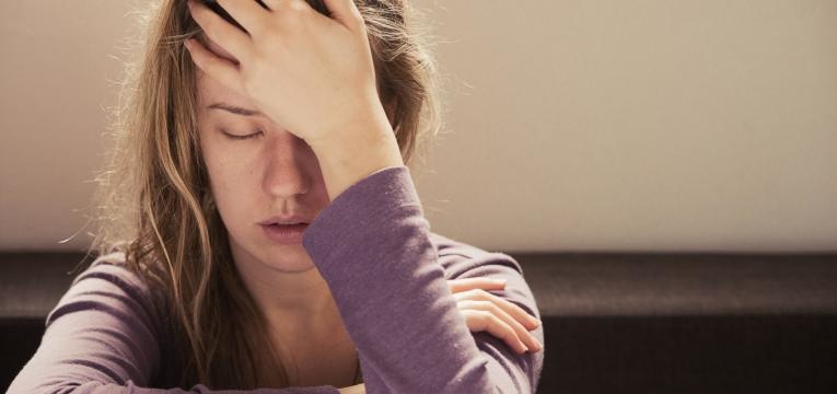 Doença bipolar: mulher com sintomas de depressão
