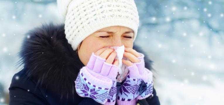 suportar o frio com gorro, luvas e cachecol