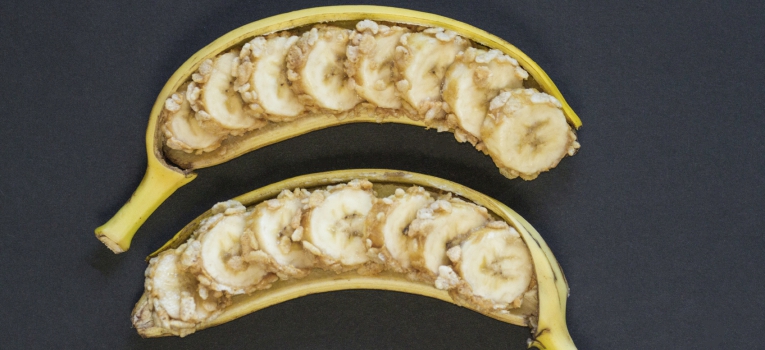 banana com manteiga de amendoim