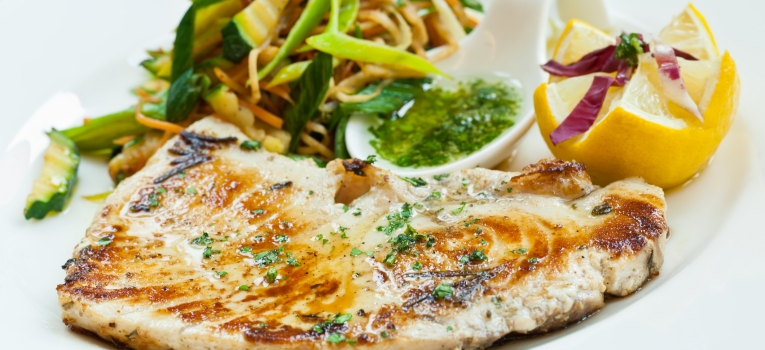 filetes de peixe espada no forno