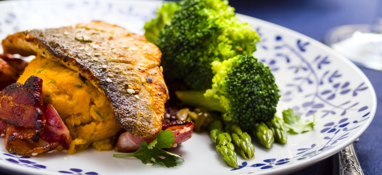filetes de robalo no forno com batata doce