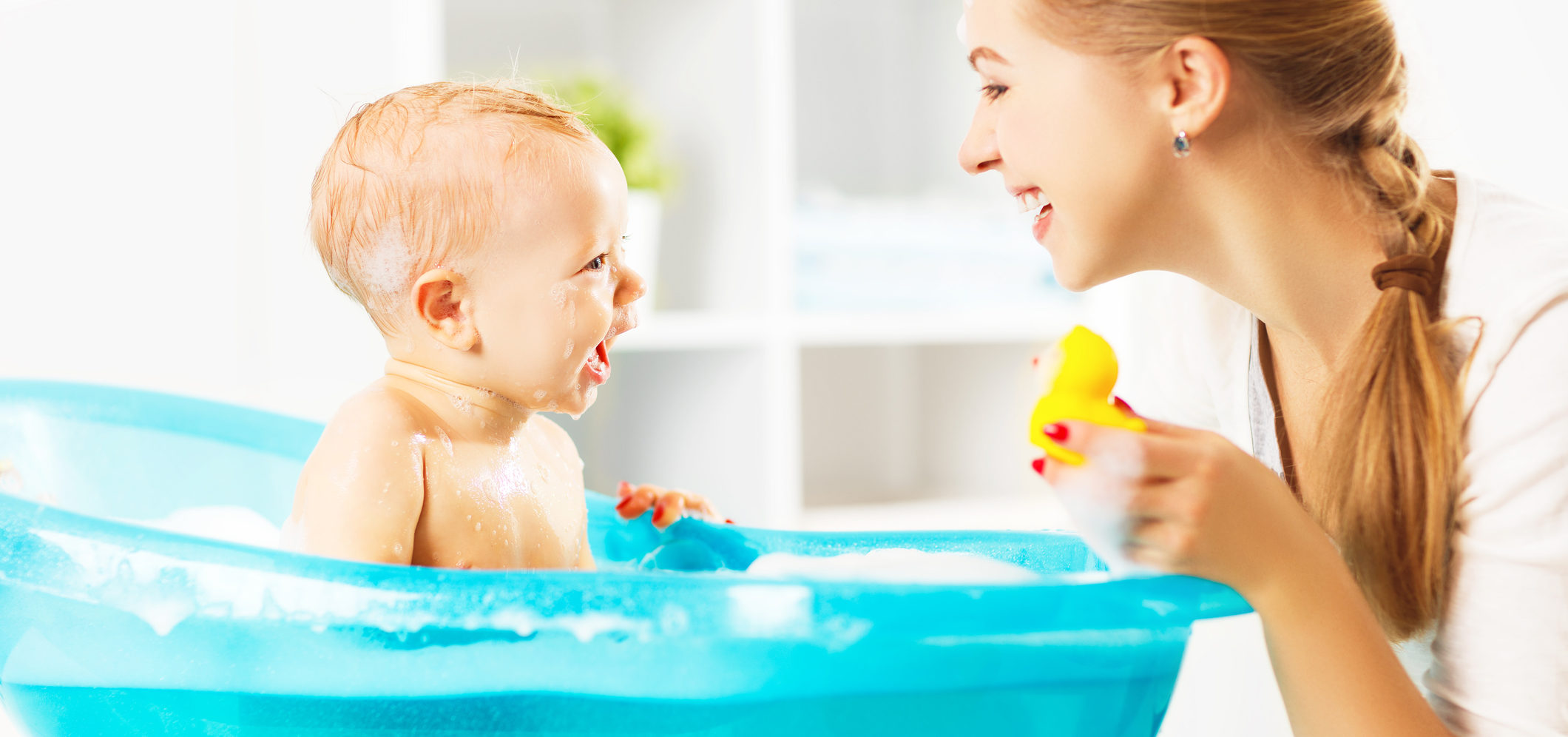 Мама купает ребенка. Как мама моет ребенка. Мама умывает малыша. Мама купает ребенка. Как мама моет ребенка.